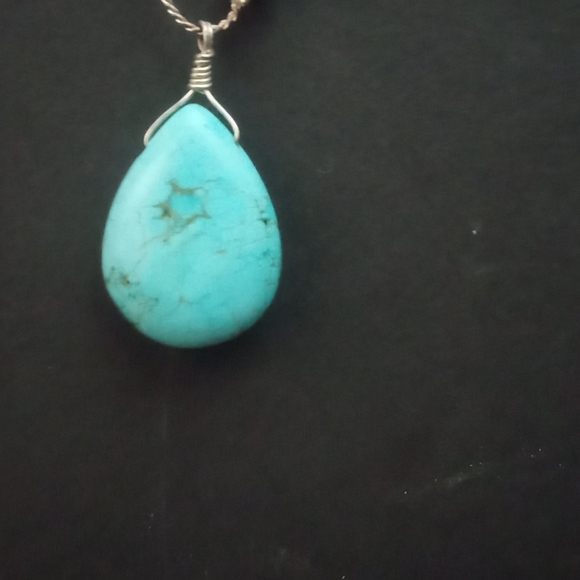 Elegant Turquoise and Silver Necklace - Picture 4 of 5